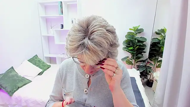 EvelynJoyful online show from 12.04.25