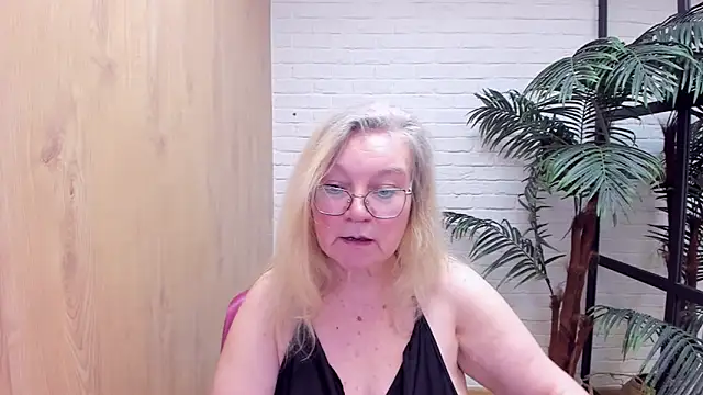 Snapshot of NataliMellow chatting on 12.20.24 NataliMellow online show from 12.20.24