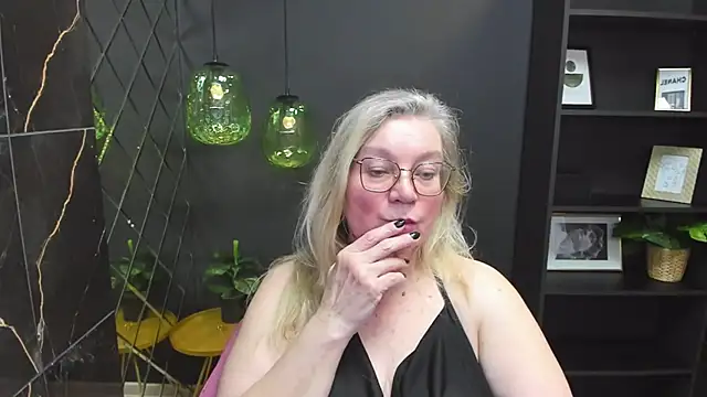 Snapshot of NataliMellow chatting on 12.21.24 NataliMellow online show from 12.21.24