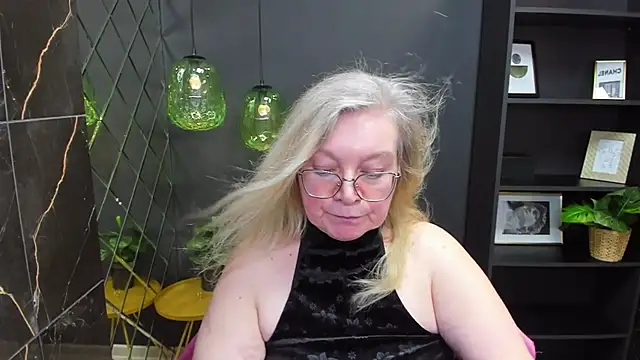 Snapshot of NataliMellow chatting on 12.22.24 NataliMellow online show from 12.22.24
