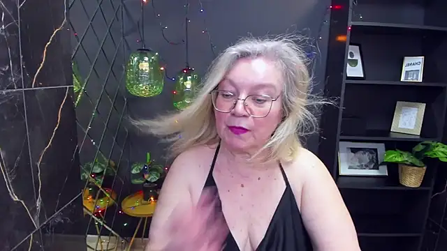 Snapshot of NataliMellow chatting on 12.26.24 NataliMellow online show from 12.26.24
