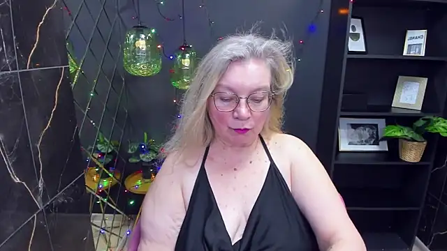 Snapshot of NataliMellow chatting on 12.26.24 NataliMellow online show from 12.26.24