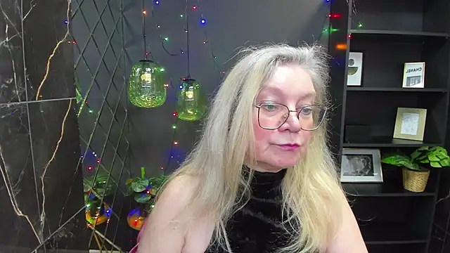 Snapshot of NataliMellow chatting on 12.27.24 NataliMellow online show from 12.27.24