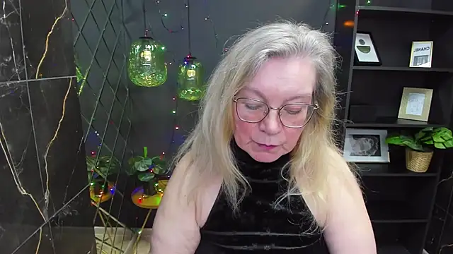 Snapshot of NataliMellow chatting on 12.29.24 NataliMellow online show from 12.29.24