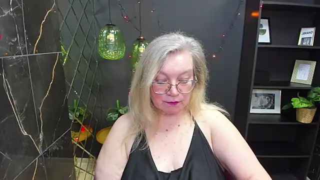 Snapshot of NataliMellow chatting on 01.04.25 NataliMellow online show from 01.04.25
