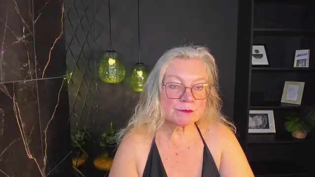 Snapshot of NataliMellow chatting on 10.20.25 NataliMellow online show from 10.20.25
