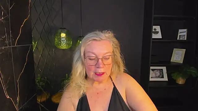 Snapshot of NataliMellow chatting on 10.21.25 NataliMellow online show from 10.21.25