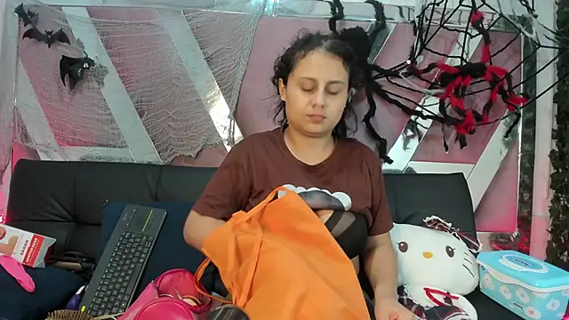 Snapshot of AbbyTaylorr chatting on 10.28.25 AbbyTaylorr online show from 10.28.25