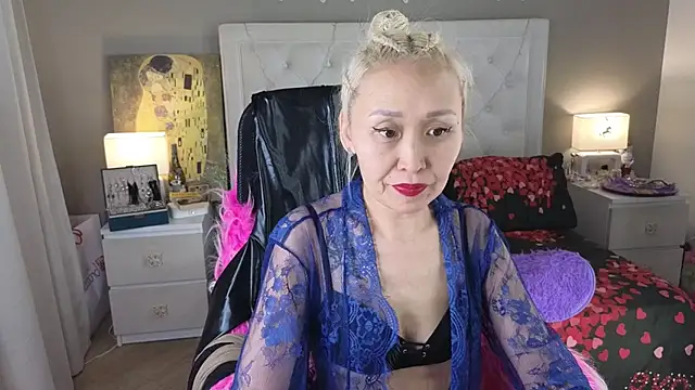 Snapshot of RoxalanaStar chatting on 05.24.26 RoxalanaStar online show from 05.24.26