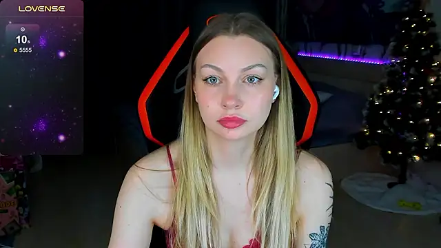 Snapshot of BiMolly chatting on 02.16.26 BiMolly online show from 02.16.26