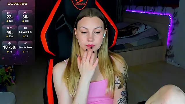 Snapshot of BiMolly chatting on 02.28.26 BiMolly online show from 02.28.26