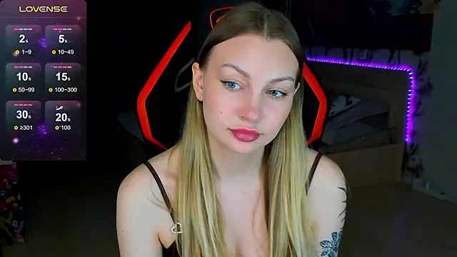 Snapshot of BiMolly chatting on 03.04.26 BiMolly online show from 03.04.26