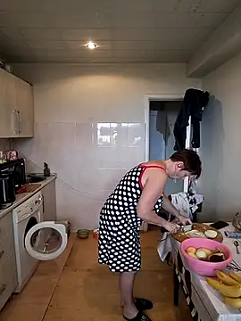  lady red  online show from 10.25.25