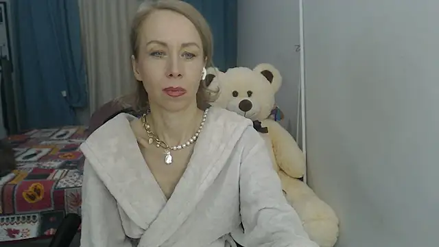 Snapshot of LuxuryNika chatting on 12.20.24 LuxuryNika online show from 12.20.24