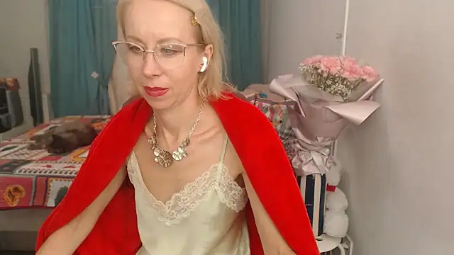 Snapshot of LuxuryNika chatting on 10.10.25 LuxuryNika online show from 10.10.25