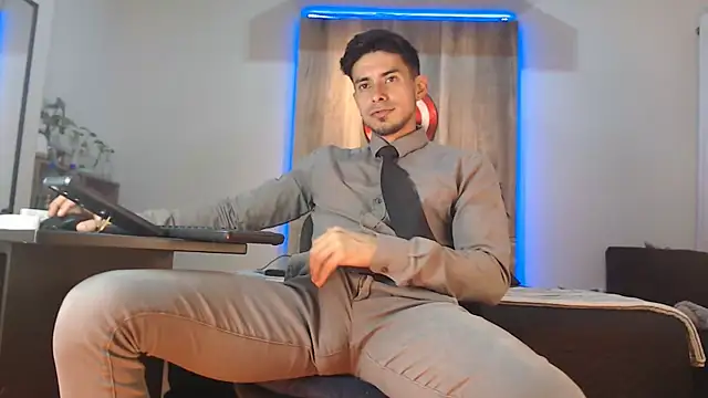 Snapshot of Andrew_4_ chatting on 11.05.25 Andrew 4 online show from 11.05.25