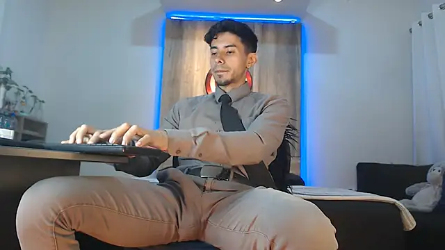 Snapshot of Andrew_4_ chatting on 11.08.25 Andrew 4 online show from 11.08.25