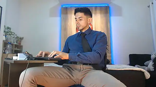 Snapshot of Andrew_4_ chatting on 12.04.25 Andrew 4 online show from 12.04.25