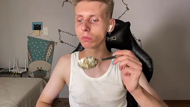 Snapshot of vladdymeow chatting on 02.18.25 vladdymeow online show from 02.18.25