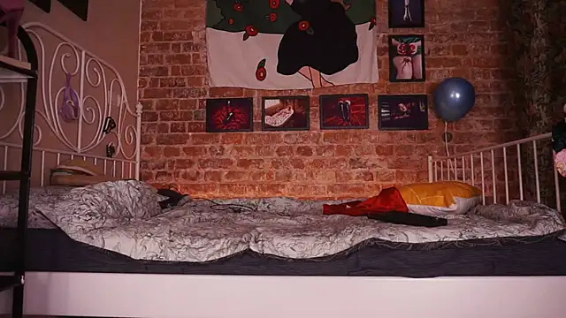 Snapshot of Evelively chatting on 09.25.25 Evelively online show from 09.25.25