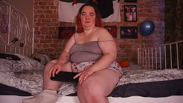 Snapshot of Evelively chatting on 09.26.25 Evelively online show from 09.26.25