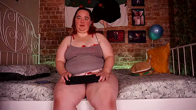 Snapshot of Evelively chatting on 10.02.25 Evelively online show from 10.02.25