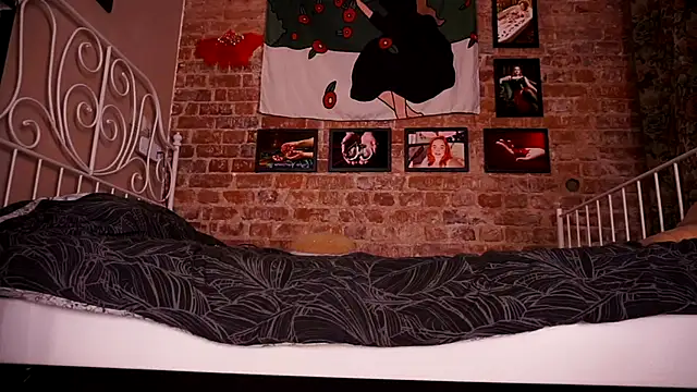 Snapshot of Evelively chatting on 11.06.25 Evelively online show from 11.06.25