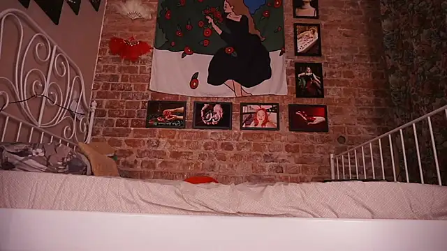 Snapshot of Evelively chatting on 12.18.25 Evelively online show from 12.18.25