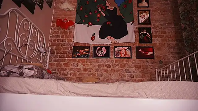 Snapshot of Evelively chatting on 12.19.25 Evelively online show from 12.19.25