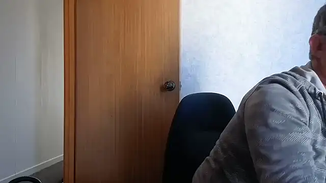 Snapshot of bigballnz chatting on 09.17.25 bigballnz online show from 09.17.25