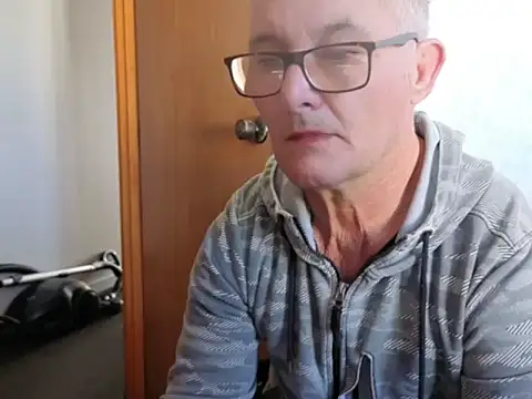 Snapshot of bigballnz chatting on 09.18.25 bigballnz online show from 09.18.25