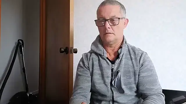 Snapshot of bigballnz chatting on 10.03.25 bigballnz online show from 10.03.25