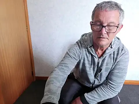 Snapshot of bigballnz chatting on 11.10.25 bigballnz online show from 11.10.25