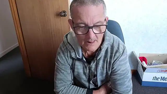 Snapshot of bigballnz chatting on 12.13.25 bigballnz online show from 12.13.25