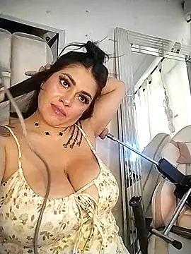 Snapshot of chelaqueen_ chatting on 11.05.25 chelaqueen online show from 11.05.25