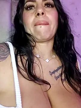 Snapshot of chelaqueen_ chatting on 11.19.25 chelaqueen online show from 11.19.25