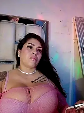 Snapshot of chelaqueen_ chatting on 12.15.25 chelaqueen online show from 12.15.25