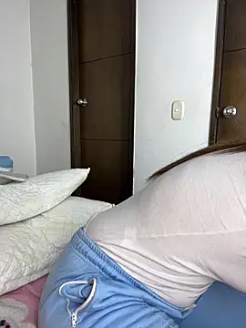 Snapshot of sandylau chatting on 10.02.25 sandylau online show from 10.02.25