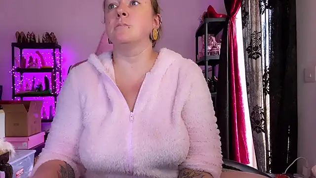 kisicaxx online show from 11.17.25