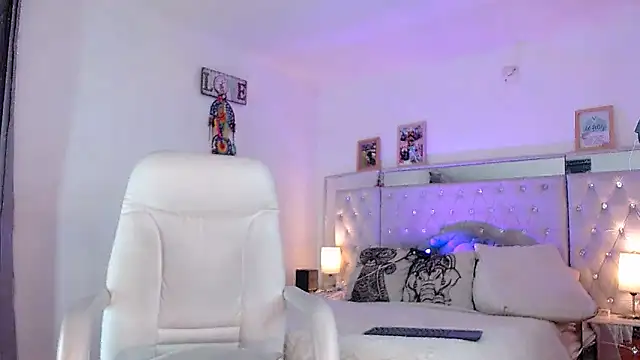 Snapshot of hollythomson chatting on 01.14.25 hollythomson online show from 01.14.25