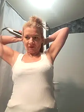 Snapshot of jennylovence chatting on 05.19.26 jennylovence online show from 05.19.26