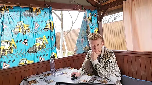 Snapshot of Vuitton chatting on 03.27.26 Vuitton online show from 03.27.26