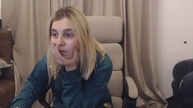 Snapshot of Aliss_Hottie chatting on 11.04.25 Aliss Hottie online show from 11.04.25