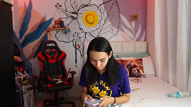 Snapshot of LinzyBaner chatting on 12.11.24 LinzyBaner online show from 12.11.24