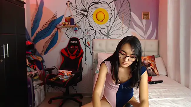 Snapshot of LinzyBaner chatting on 12.16.24 LinzyBaner online show from 12.16.24