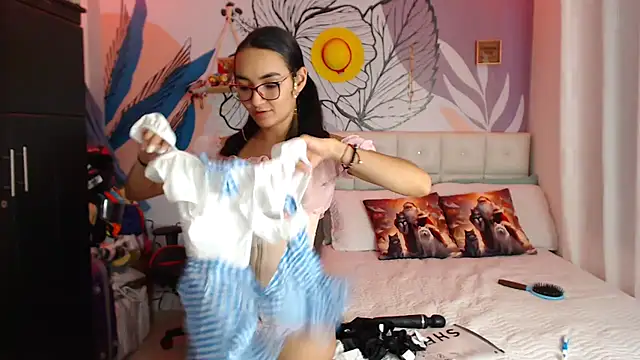 Snapshot of LinzyBaner chatting on 12.17.24 LinzyBaner online show from 12.17.24