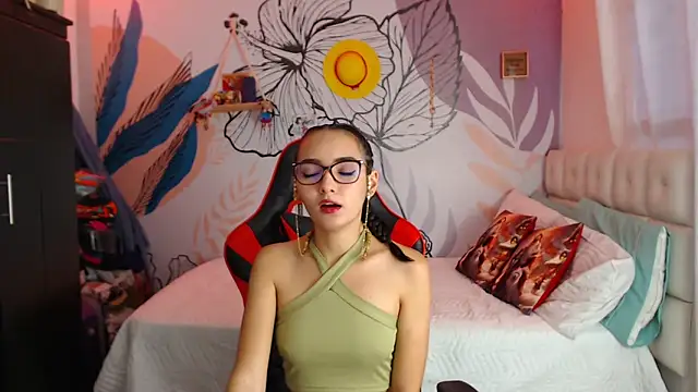 Snapshot of LinzyBaner chatting on 12.28.24 LinzyBaner online show from 12.28.24