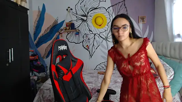 Snapshot of LinzyBaner chatting on 01.04.25 LinzyBaner online show from 01.04.25