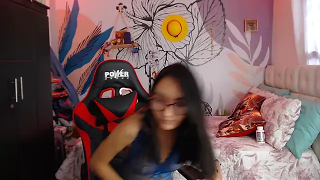 Snapshot of LinzyBaner chatting on 01.05.25 LinzyBaner online show from 01.05.25