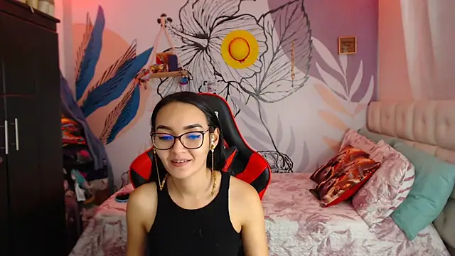 Snapshot of LinzyBaner chatting on 01.08.25 LinzyBaner online show from 01.08.25